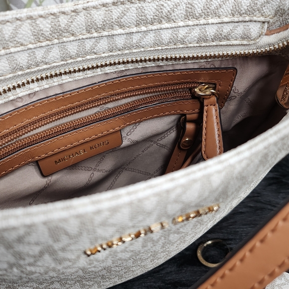 Michael kors jet set large messenger crossbody. - Picture 7 of 9